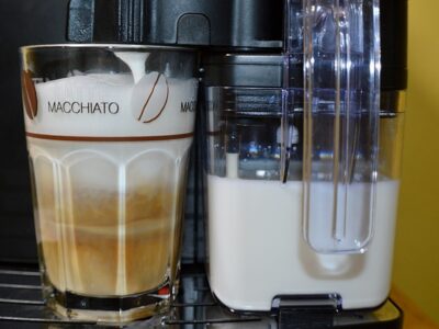 Koffiezetapparaat schoonmaken: stappenplan & 10 tips